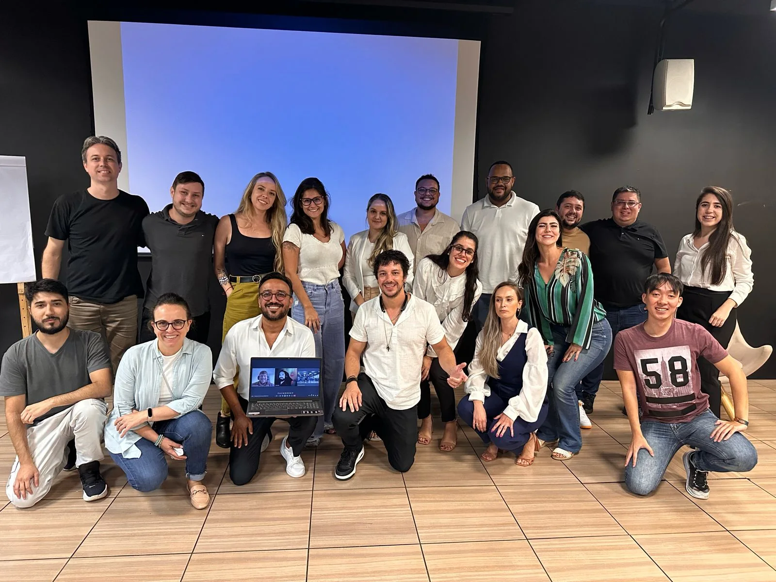 Guiner com grupo em evento e treinamento